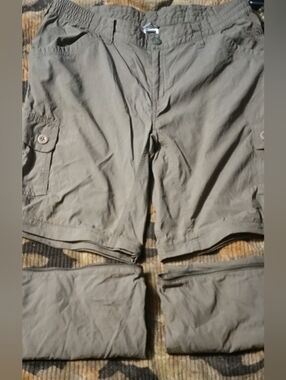 The North Face Embroidered Logo Pants/Shorts in Olive Gray